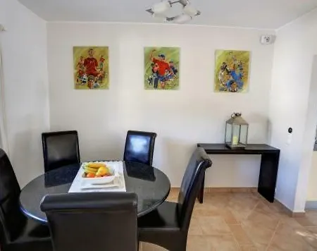 Sleeps 4 Air Con Wifi فيلة